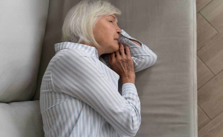El párkinson tiene una fase premotora en la que los síntomas son sutiles pero importantes. Entre estos síntomas se incluyen la pérdida del olfato, problemas gastrointestinales y alteraciones del sueño REM