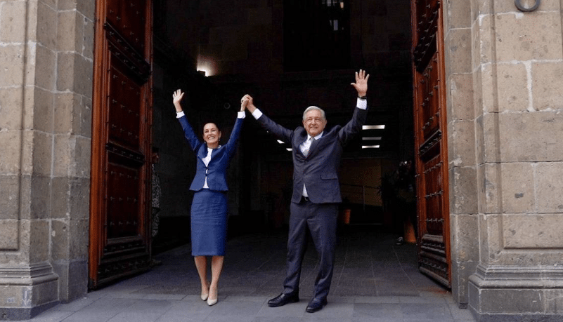 Claudia Sheinbaum y AMLO saludan desde Palacio Nacional tras reunión sobre la transición de gobierno.