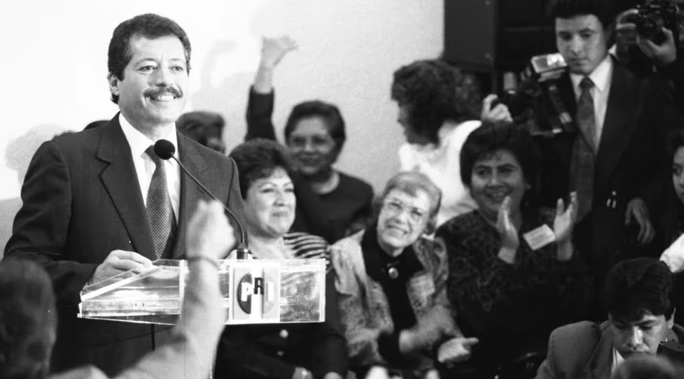 El asesinato de Colosio, uno de los personajes más emblemáticos del PRI, ocurrió en un contexto de creciente violencia y agitación política en México, incluyendo el levantamiento del Ejército Zapatista de Liberación Nacional