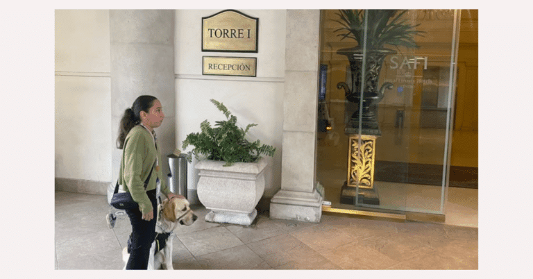 Joven invidente denuncia discriminación de hotel que le negó acceso en Monterrey
