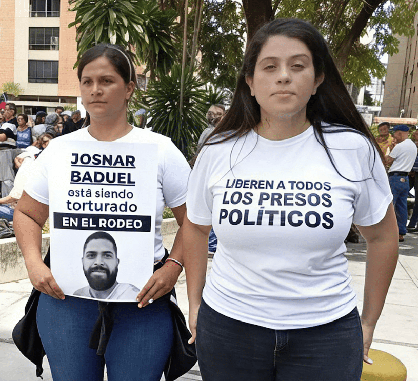 Margareth y Andreína Baduel durante una protesta en Caracas exigiendo libertad para los presos políticos, entre los que está su hermano Josnars Baduel Oyoque
