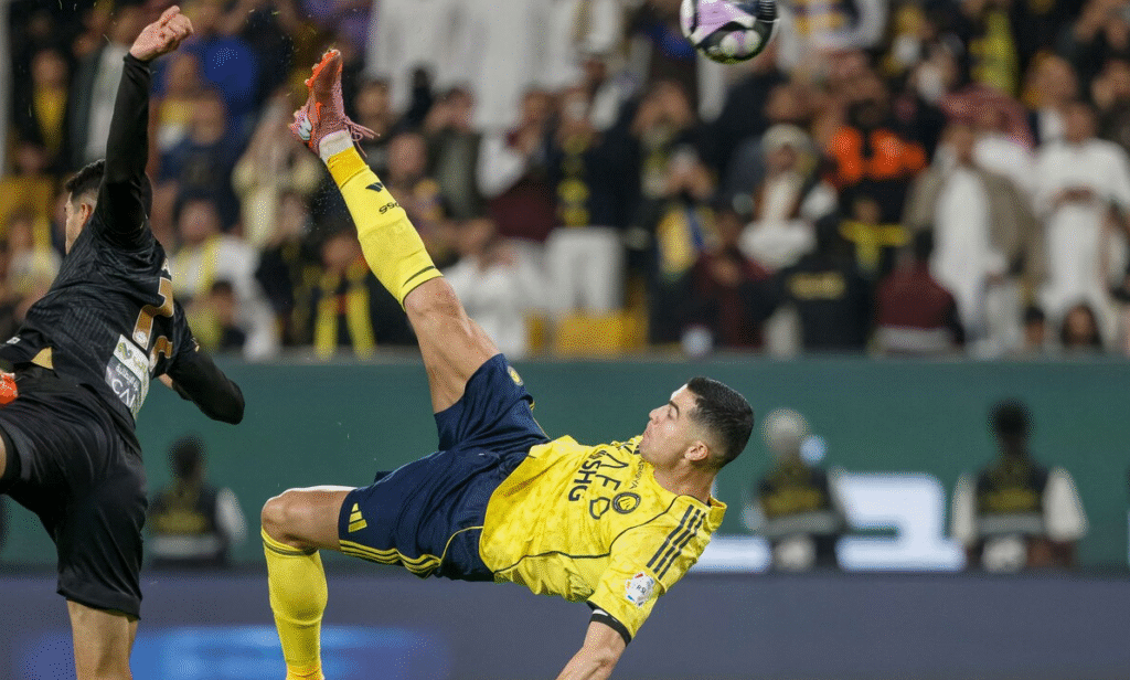 Cristiano Ronaldo en el tiempo añadido selló la victoria 4-1 del Al Nassr sobre el Al Khaleej con una espectacular chilena en el minuto 96.