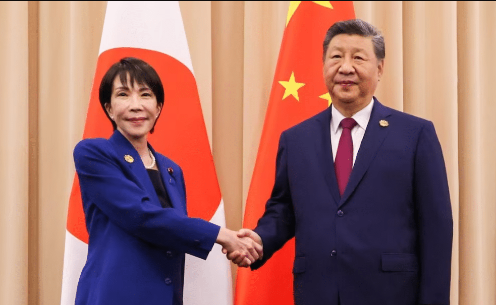 La primera ministra de Japón, Sanae Takaichi, y el líder de China, Xi Jinping, en la cumbre de la APEC 2025 en Gyeongju, Corea del Sur (SANAE TAKAICHI / X)